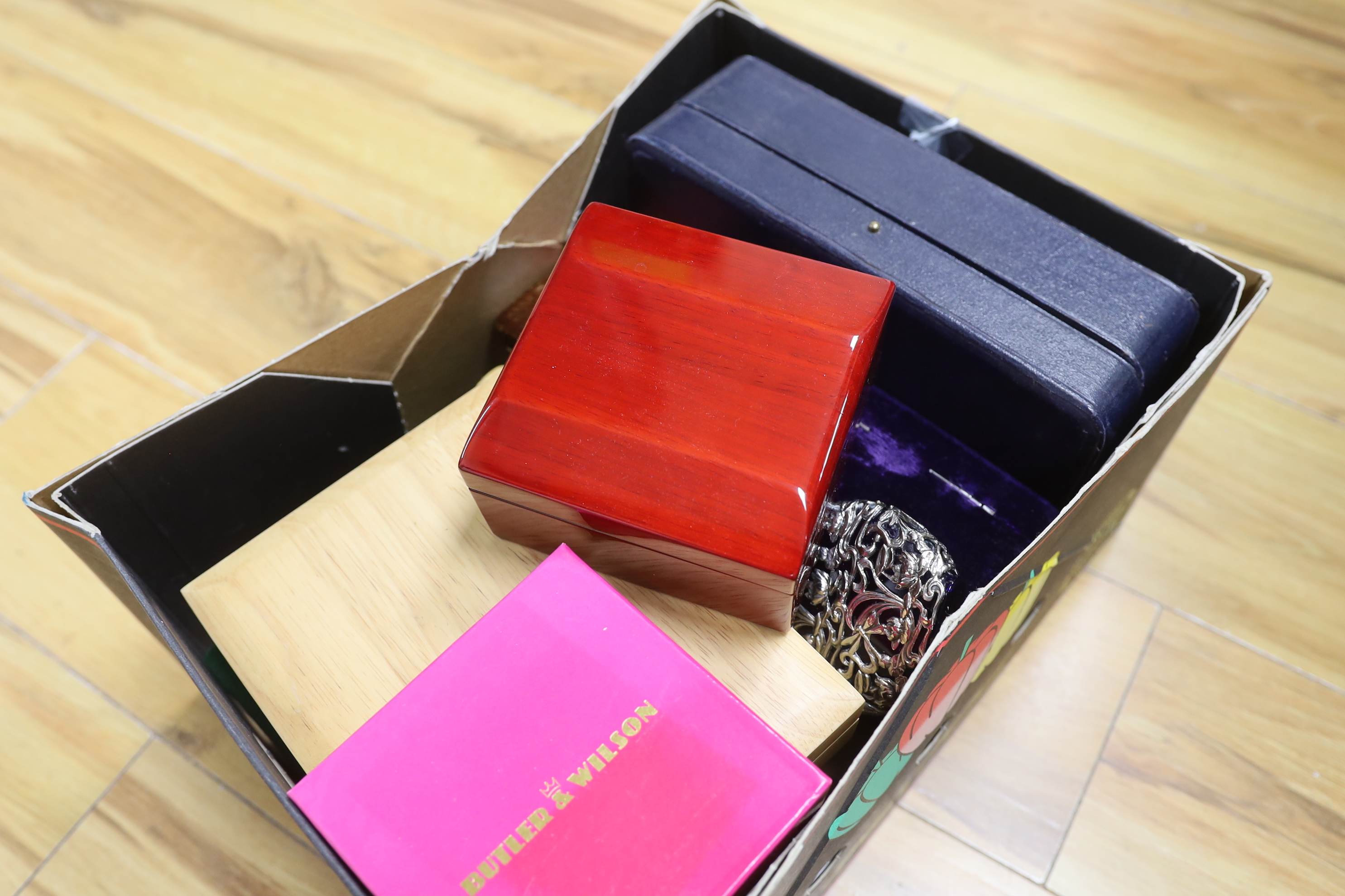 A quantity of assorted jewellery boxes.